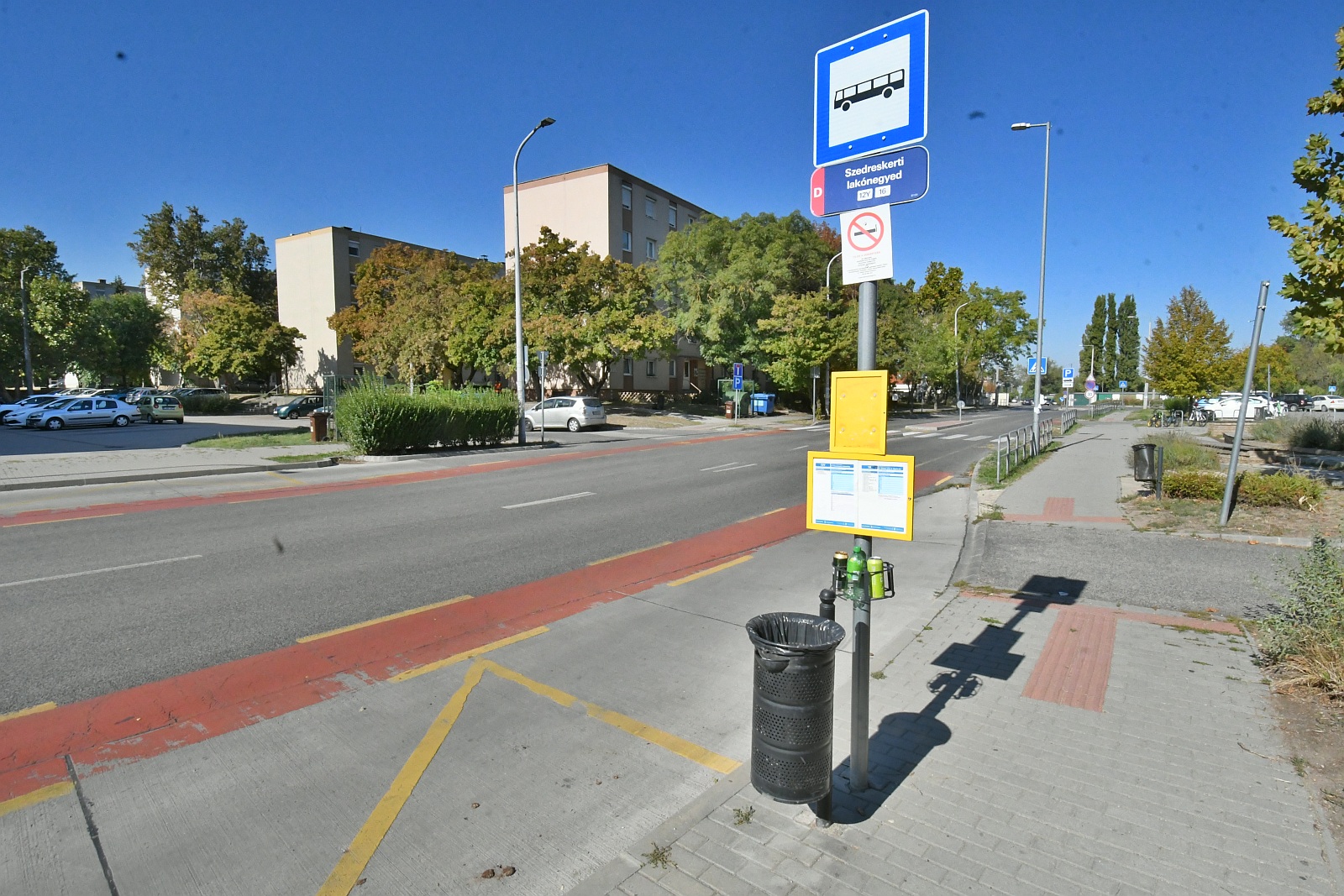 Mire valók a buszmegállókban megjelent új, fekete fémkeretek?